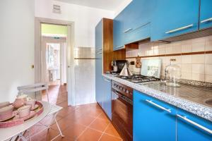 cocina con armarios azules y encimera en Residenza Menta e Rosmarino en Perugia