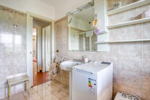 ein Badezimmer mit einem Waschbecken und einer Waschmaschine in der Unterkunft Residenza Menta e Rosmarino in Perugia
