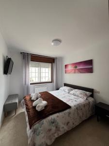 1 dormitorio con 1 cama con 2 toallas en Piso Azalea Combarro, en Combarro