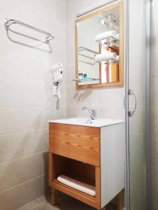 y baño con lavabo y espejo. en Villa Pestani, en Peštani