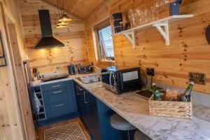 Virtuve vai virtuves zona naktsmītnē Beautiful Log Cabin with hot tub