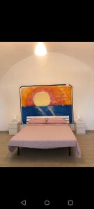 Bett in einem Zimmer mit Wandgemälde in der Unterkunft Villa Lina Monopoli relax in Antonelli