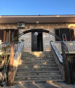 eine Treppe, die zu einem Haus führt in der Unterkunft Villa Lina Monopoli relax in Antonelli