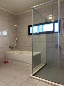 HuxiにあるShower & Sleepのシャワーとバスタブ付きのバスルーム
