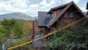 南小国町にある黒川別荘 今宵の月のようにの大きな黄色いクレーンで建設中の家