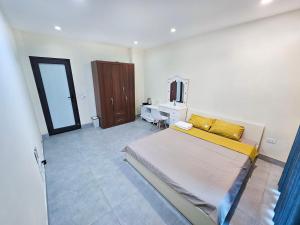 um quarto com uma cama grande e uma secretária em Hanoi Delight House em Hanói