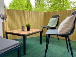 dos sillas y una mesa de madera y dos sillas con una mesa y una mesa en Bamboo Downtown, en Magdeburgo