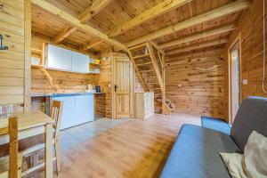O bucătărie sau chicinetă la Pensjonat Kwiatkowski domek nr 3