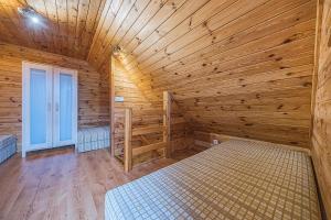 Un pat sau paturi într-o cameră la Pensjonat Kwiatkowski domek nr 3