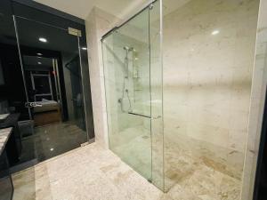 eine Dusche mit Glastür im Bad in der Unterkunft The Platinum Suite Kuala Lumpur By Home Style in Kuala Lumpur