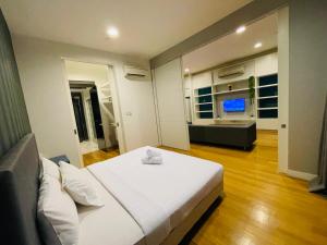 ein Schlafzimmer mit einem Bett und ein Wohnzimmer in der Unterkunft The Platinum Suite Kuala Lumpur By Home Style in Kuala Lumpur