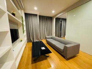 ein Wohnzimmer mit einem Sofa und einem Tisch in der Unterkunft The Platinum Suite Kuala Lumpur By Home Style in Kuala Lumpur