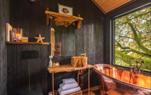 Afbeelding uit fotogalerij van Unique Secluded Romantic Treehouse in Cornwall, sleeps 2 in Looe +13 foto's
