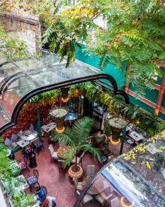 una vista aérea de un patio con mesas y plantas en Snob Athens, en Atenas