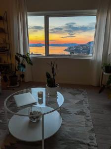 une chambre avec une table, un ordinateur portable et une fenêtre dans l'établissement Golden Fjord-View, à Bergen