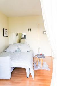 a bedroom with a bed and a table at Studio en Hyper Centre ! avec grande terrasse, Palais des Papes à 1 min in Avignon