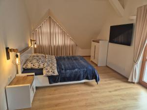 sypialnia z łóżkiem i dużym oknem w obiekcie Ranczo Brusno w mieście Połczyn-Zdrój