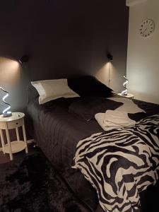 - une chambre avec un lit et 2 lampes dans l'établissement Salonharlekiini, à Lieksa