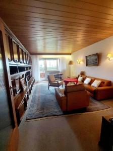 een woonkamer met een bank en een tafel bij 1Room in a beautiful shared apartment 12min walk from Center in Friedrichshafen