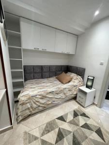 Cama ou camas em um quarto em appartement luxueux a hydra