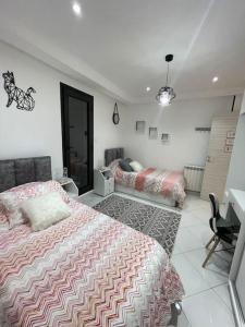 um quarto com 2 camas e uma secretária em appartement luxueux a hydra em Alger