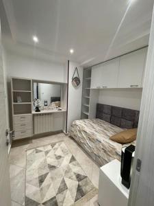 um quarto com uma cama grande e uma casa de banho em appartement luxueux a hydra em Alger
