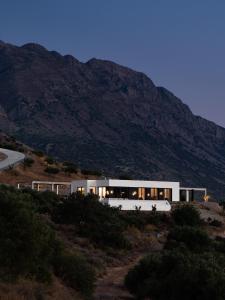 a building in the middle of a mountain at KATHOS RESIDENCE in Kavoúsion