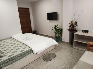 Postel nebo postele na pokoji v ubytování Stayat47Rajgarh