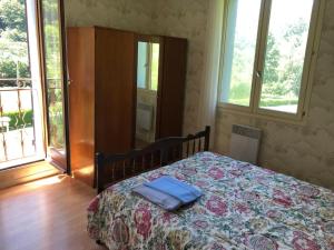 Ένα ή περισσότερα κρεβάτια σε δωμάτιο στο Appartement Chez Place à Estaing N°2