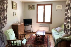 Μια τηλεόραση ή/και κέντρο ψυχαγωγίας στο Appartement Chez Place à Estaing N°2