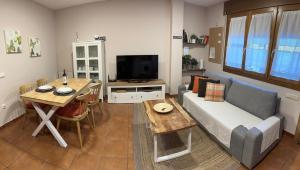 - un salon avec un canapé et une table dans l'établissement Apartamento Rosa Bielsa, à Bielsa