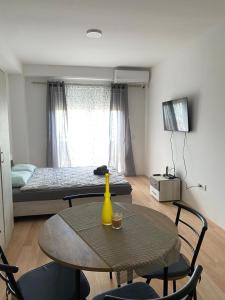 a living room with a table and a bed at Studio MERAKI in Star Dojran
