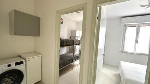una lavanderia con lavatrice e asciugatrice di M095 - Marcelli, trilocale ristrutturato a 100 m dal mare a Marcelli