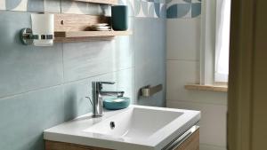 bagno con lavandino bianco in camera di M095 - Marcelli, trilocale ristrutturato a 100 m dal mare a Marcelli Altre 10 foto