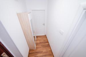 a hallway with a mirror next to a door at Apartman Neca Trebinje in Trebinje +4 photos