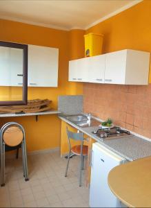 eine Küche mit weißen Schränken und einer Arbeitsplatte in der Unterkunft Residence Torre Giuseppina in Neapel