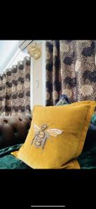 uma almofada com um pássaro sentado numa cama em Thorne Lodge - Seaview - 3 Bedroom em Whitstable