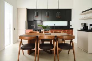 Virtuvė arba virtuvėlė apgyvendinimo įstaigoje Ashta Suites / Color Block