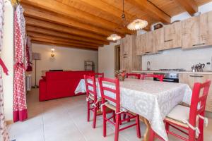 uma cozinha e sala de jantar com mesa e cadeiras em Residence Rosental em Alleghe