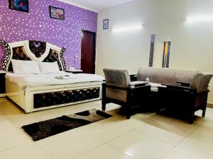 um quarto com uma cama, uma secretária e uma cadeira em Roomshala 167 Hotel Red Near AIIMS em Nova Deli
