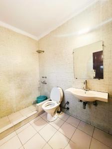 ニューデリーにあるRoomshala 167 Hotel Red Near AIIMSのバスルーム(トイレ、洗面台付)