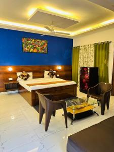 um quarto com uma cama, uma mesa e uma cadeira em Roomshala 167 Hotel Red Near AIIMS em Nova Deli