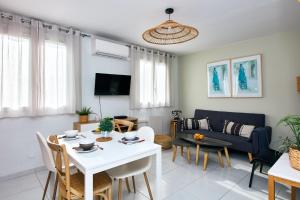 een woonkamer met een tafel en een bank bij Appartement à 10 min de la plage - T4, 9ème in Marseille