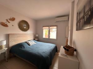 a small bedroom with a bed and a window at Villa 6 personnes 100 m plage 6GSA163 in Le Barcarès