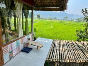 een balkon met uitzicht op een rijstveld bij An's House in Ha Giang