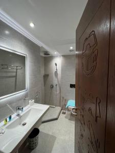 La salle de bains est pourvue d'un lavabo et d'une douche. dans l'établissement Pyramids Khufu House, au Caire
