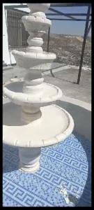 een wit toilet bovenop een blauw tapijt bij الاردن جرش سوف المناره بالقرب من لواء قصبة جرش شاليه الكوت الاردني in Khirbat Ra”s al Madīnah