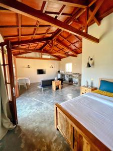 um quarto com uma cama e uma sala de estar em Lakaz Kannell - Room 1 - Dodo Lodge, secluded outside shower, infinity pool em Cap Malheureux