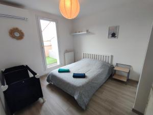 1 dormitorio con cama y ventana grande en Terrasse 130m2 panoramique avec Climatisation Piscine - 3 chambres en Gréoux-les-Bains