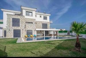 Bazén v ubytování Villa Mola Çeşme nebo v jeho okolí